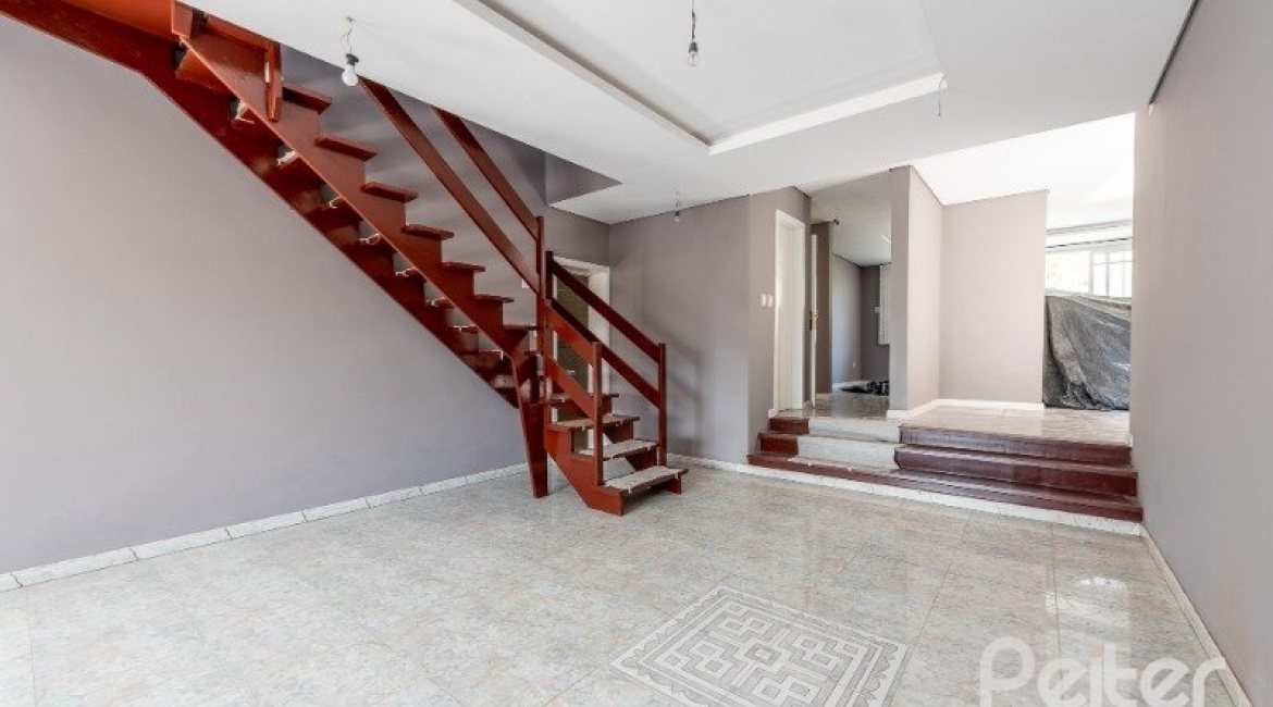 Casa à venda com 300m², 4 dormitórios, 4 suítes, 4 vagas, no bairro Vila Assunção em Porto Alegre