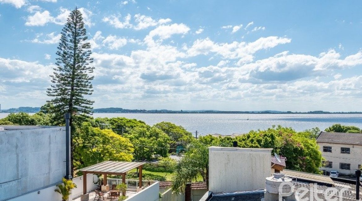 Casa à venda com 300m², 4 dormitórios, 4 suítes, 4 vagas, no bairro Vila Assunção em Porto Alegre