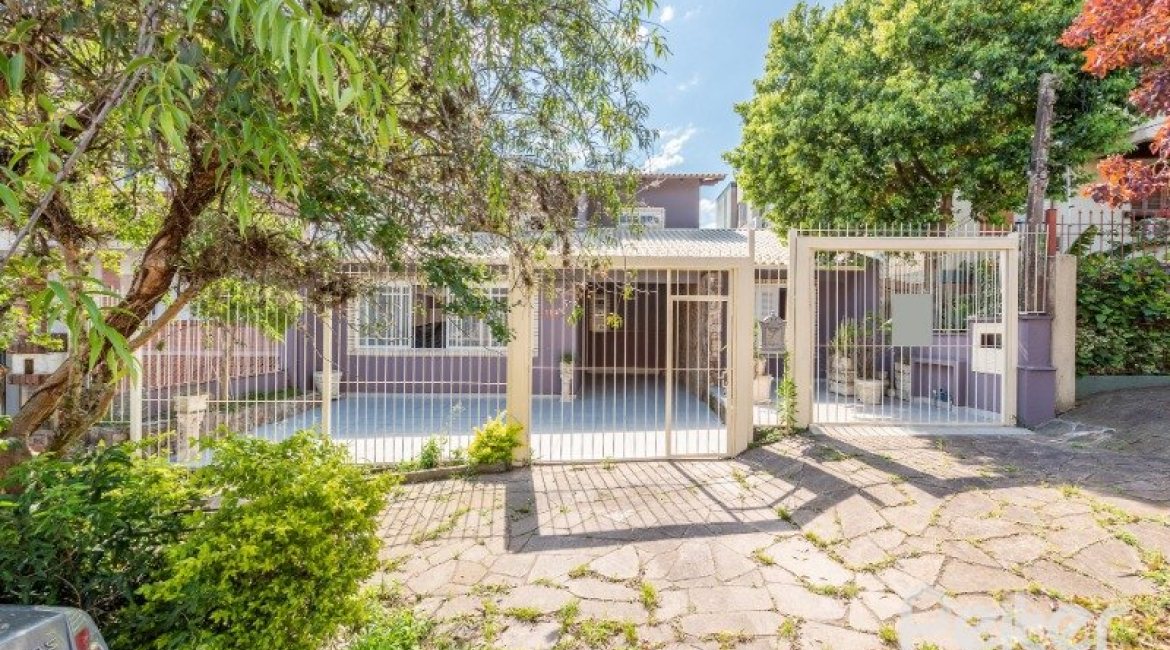 Casa à venda com 300m², 4 dormitórios, 4 suítes, 4 vagas, no bairro Vila Assunção em Porto Alegre