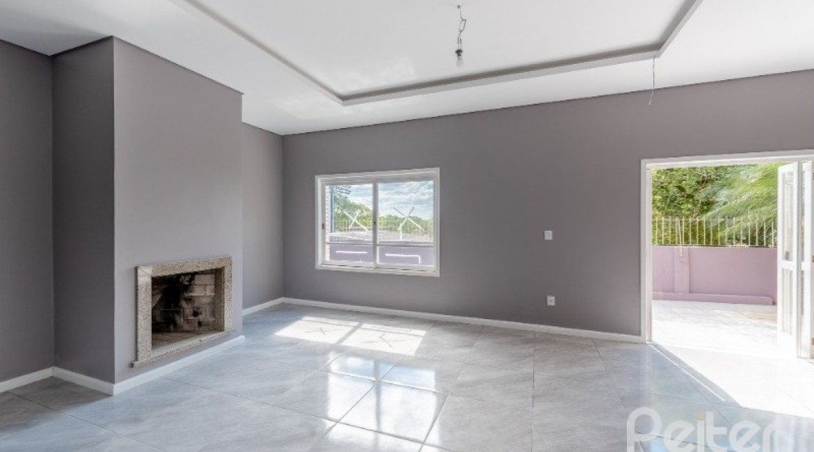 Casa à venda com 300m², 4 dormitórios, 4 suítes, 4 vagas, no bairro Vila Assunção em Porto Alegre