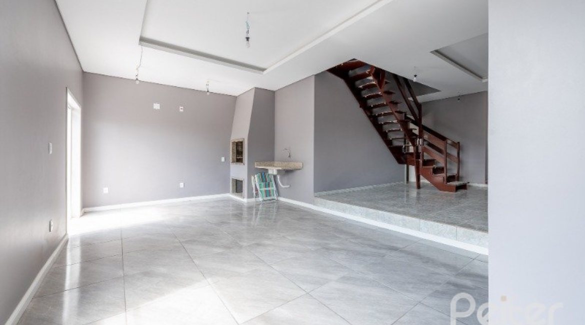 Casa à venda com 300m², 4 dormitórios, 4 suítes, 4 vagas, no bairro Vila Assunção em Porto Alegre