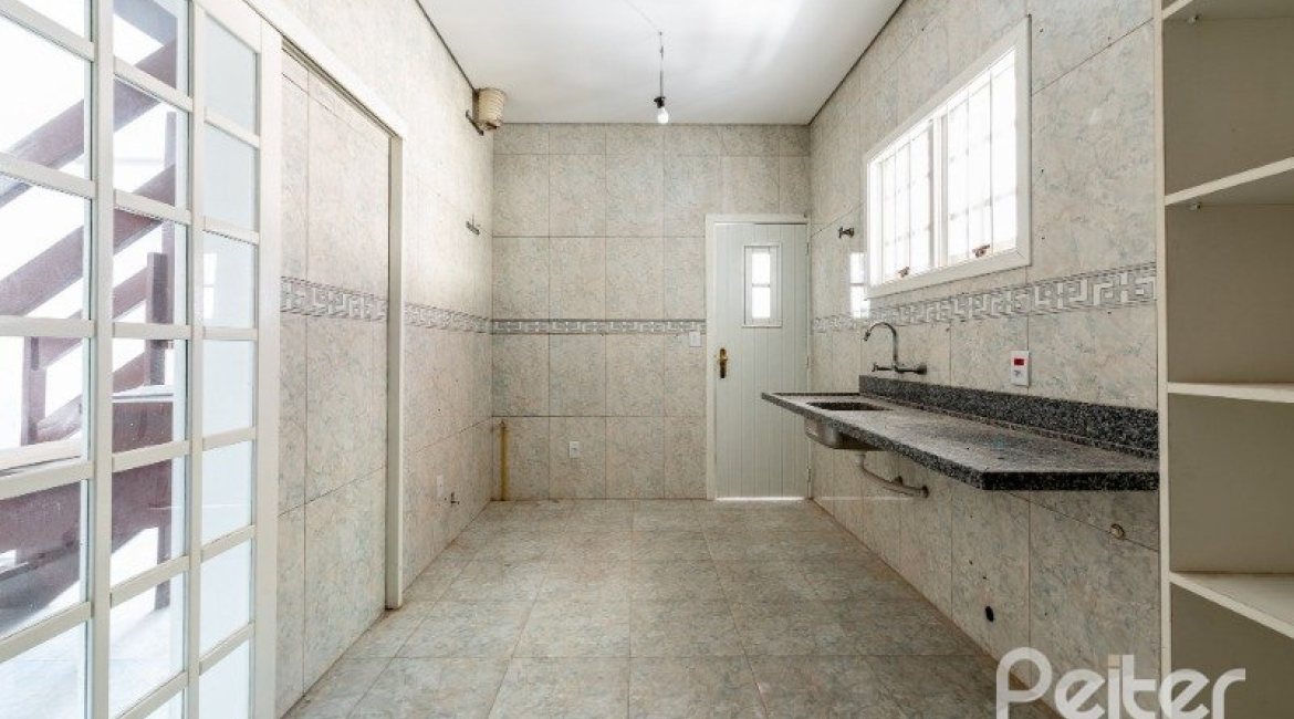 Casa à venda com 300m², 4 dormitórios, 4 suítes, 4 vagas, no bairro Vila Assunção em Porto Alegre