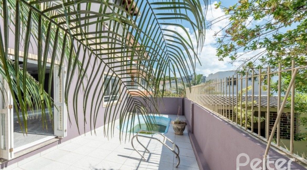 Casa à venda com 300m², 4 dormitórios, 4 suítes, 4 vagas, no bairro Vila Assunção em Porto Alegre