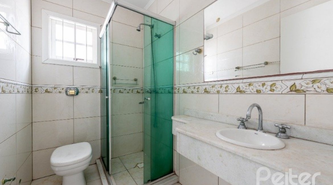 Casa à venda com 300m², 4 dormitórios, 4 suítes, 4 vagas, no bairro Vila Assunção em Porto Alegre