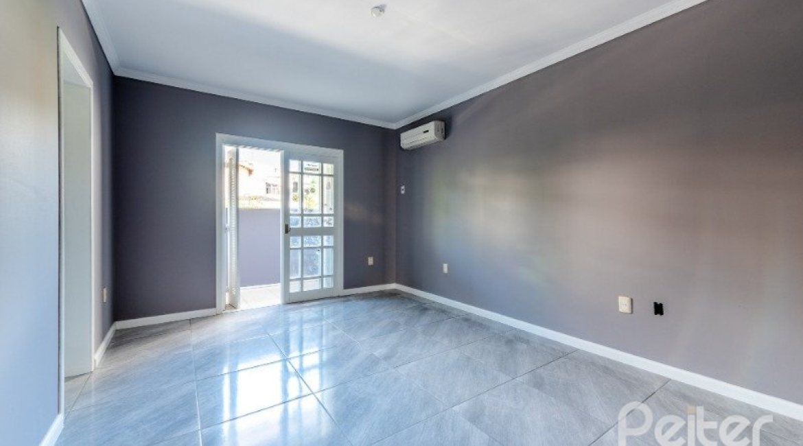 Casa à venda com 300m², 4 dormitórios, 4 suítes, 4 vagas, no bairro Vila Assunção em Porto Alegre