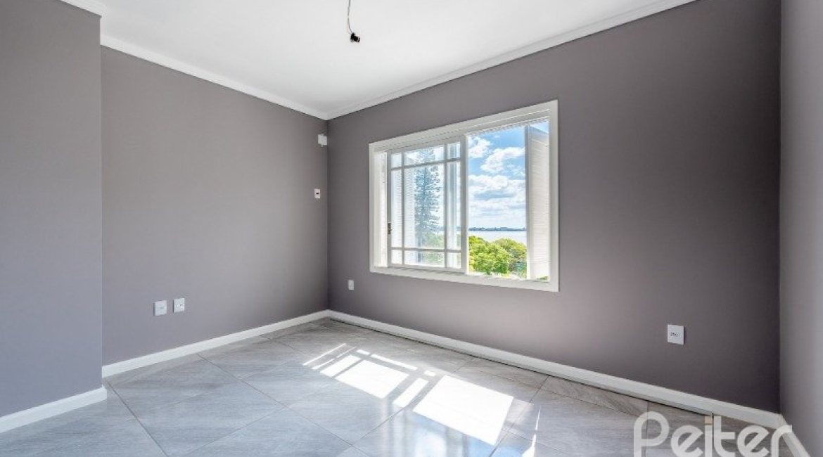 Casa à venda com 300m², 4 dormitórios, 4 suítes, 4 vagas, no bairro Vila Assunção em Porto Alegre