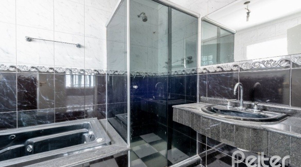 Casa à venda com 300m², 4 dormitórios, 4 suítes, 4 vagas, no bairro Vila Assunção em Porto Alegre