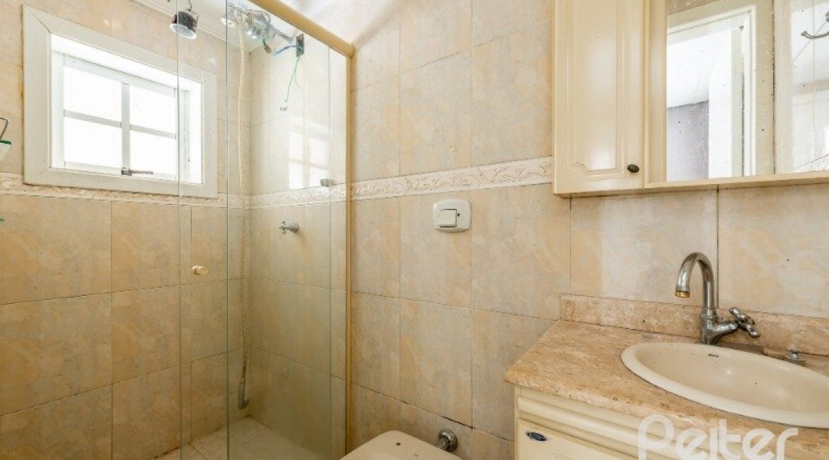 Casa à venda com 300m², 4 dormitórios, 4 suítes, 4 vagas, no bairro Vila Assunção em Porto Alegre