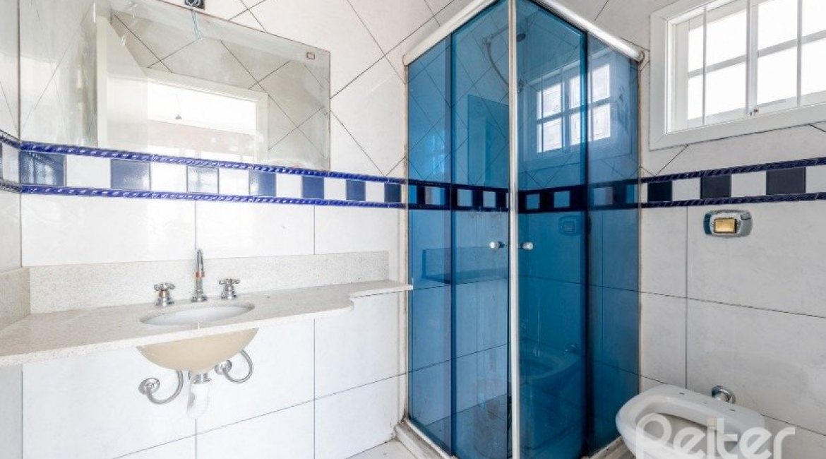 Casa à venda com 300m², 4 dormitórios, 4 suítes, 4 vagas, no bairro Vila Assunção em Porto Alegre