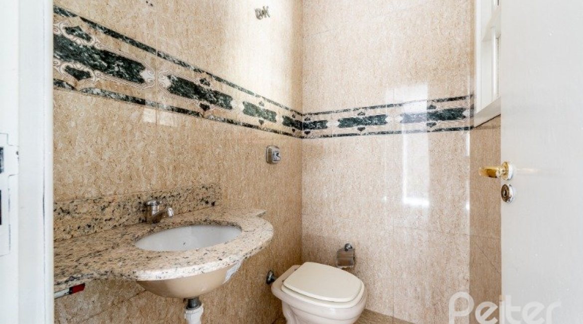 Casa à venda com 300m², 4 dormitórios, 4 suítes, 4 vagas, no bairro Vila Assunção em Porto Alegre