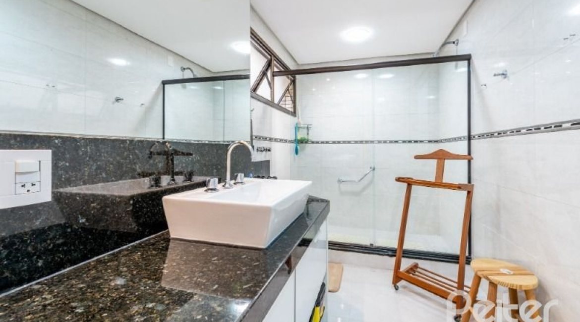 Apartamento à venda com 207m², 3 dormitórios, 3 suítes, 3 vagas, no bairro Cristal em Porto Alegre