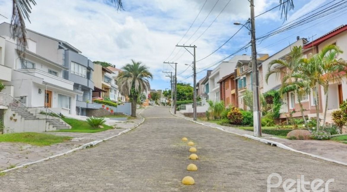 Casa em Condomínio à venda com 389m², 4 dormitórios, 3 suítes, 4 vagas, no bairro Vila Nova em Porto Alegre