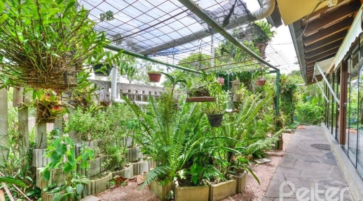 Casa em Condomínio à venda com 389m², 4 dormitórios, 3 suítes, 4 vagas, no bairro Vila Nova em Porto Alegre