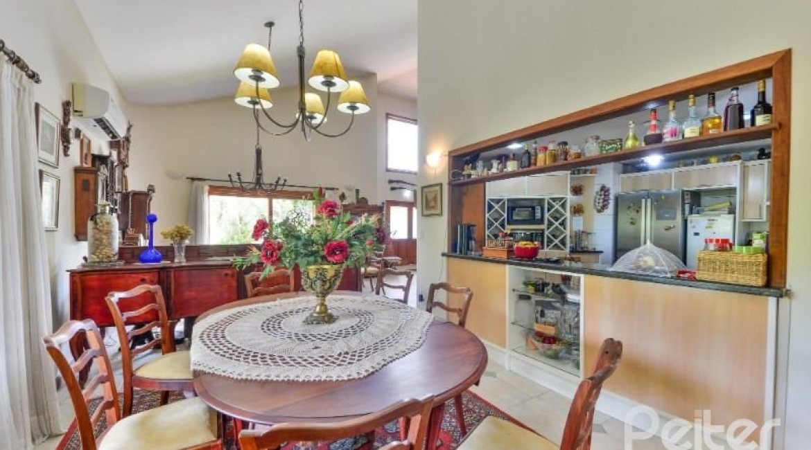 Casa em Condomínio à venda com 389m², 4 dormitórios, 3 suítes, 4 vagas, no bairro Vila Nova em Porto Alegre