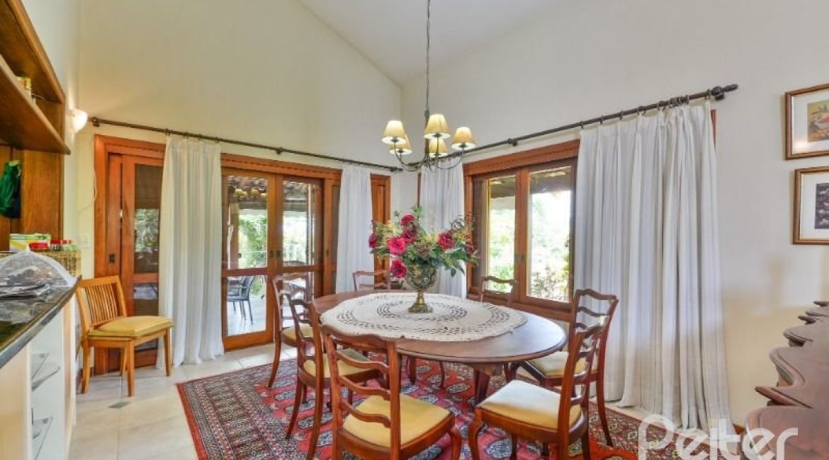 Casa em Condomínio à venda com 389m², 4 dormitórios, 3 suítes, 4 vagas, no bairro Vila Nova em Porto Alegre