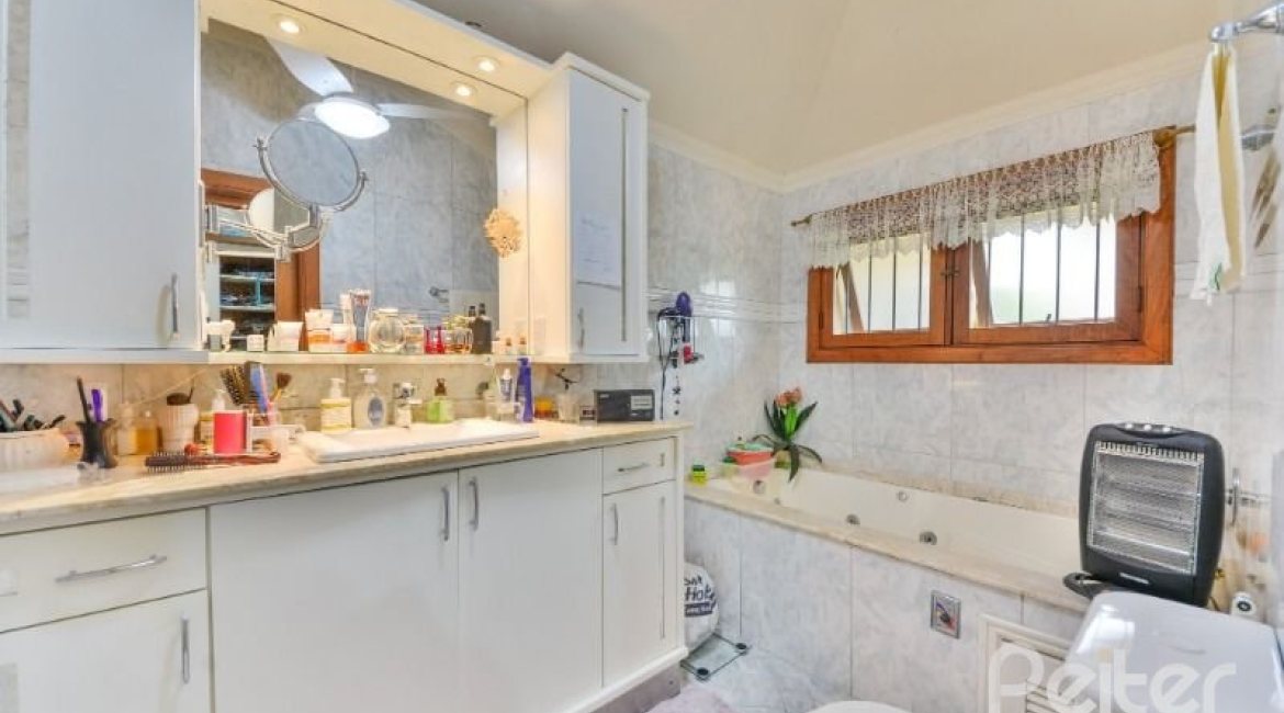 Casa em Condomínio à venda com 389m², 4 dormitórios, 3 suítes, 4 vagas, no bairro Vila Nova em Porto Alegre