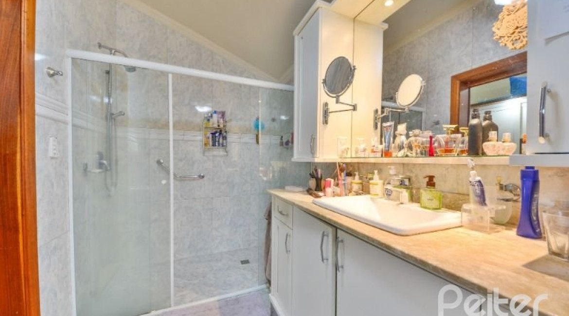 Casa em Condomínio à venda com 389m², 4 dormitórios, 3 suítes, 4 vagas, no bairro Vila Nova em Porto Alegre