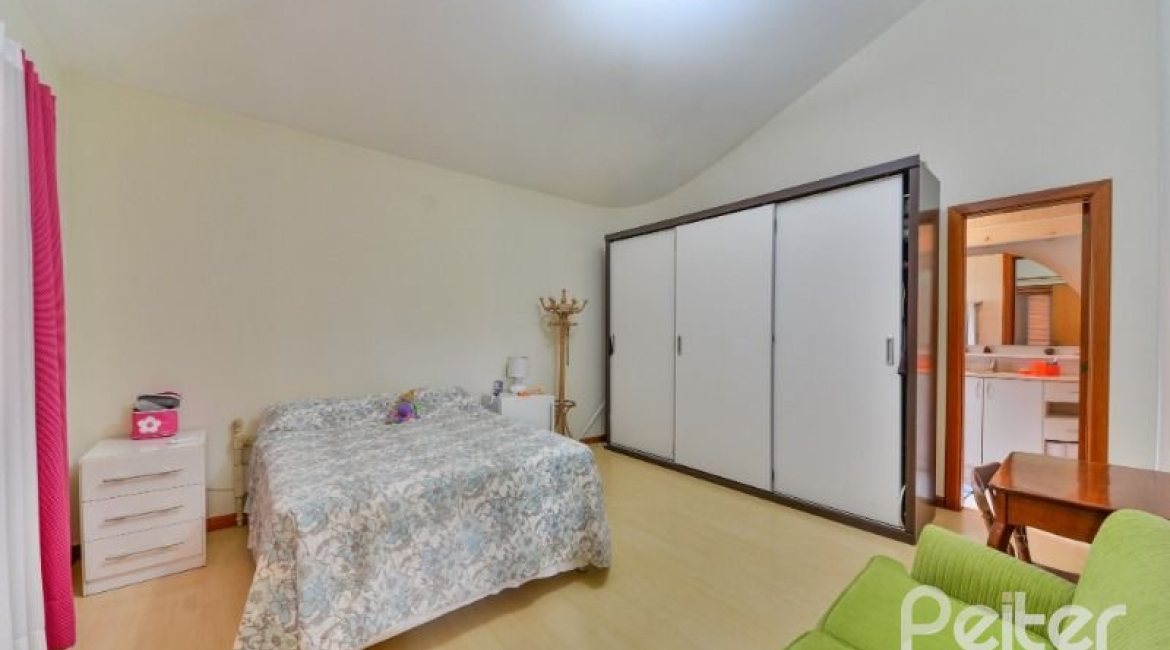 Casa em Condomínio à venda com 389m², 4 dormitórios, 3 suítes, 4 vagas, no bairro Vila Nova em Porto Alegre