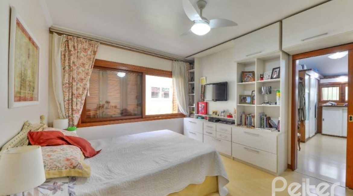 Casa em Condomínio à venda com 389m², 4 dormitórios, 3 suítes, 4 vagas, no bairro Vila Nova em Porto Alegre