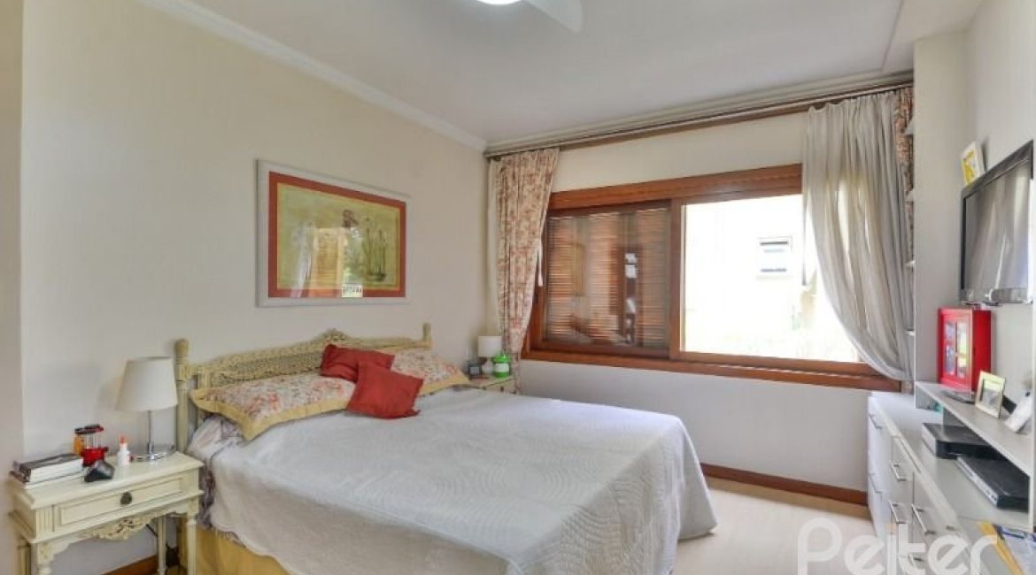 Casa em Condomínio à venda com 389m², 4 dormitórios, 3 suítes, 4 vagas, no bairro Vila Nova em Porto Alegre