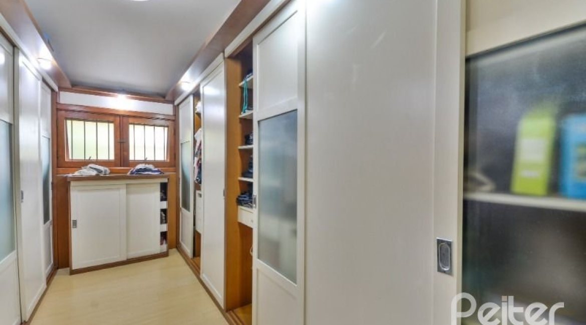 Casa em Condomínio à venda com 389m², 4 dormitórios, 3 suítes, 4 vagas, no bairro Vila Nova em Porto Alegre