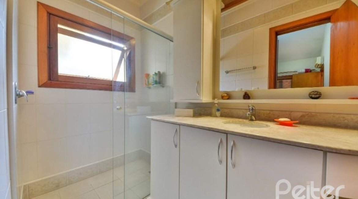 Casa em Condomínio à venda com 389m², 4 dormitórios, 3 suítes, 4 vagas, no bairro Vila Nova em Porto Alegre