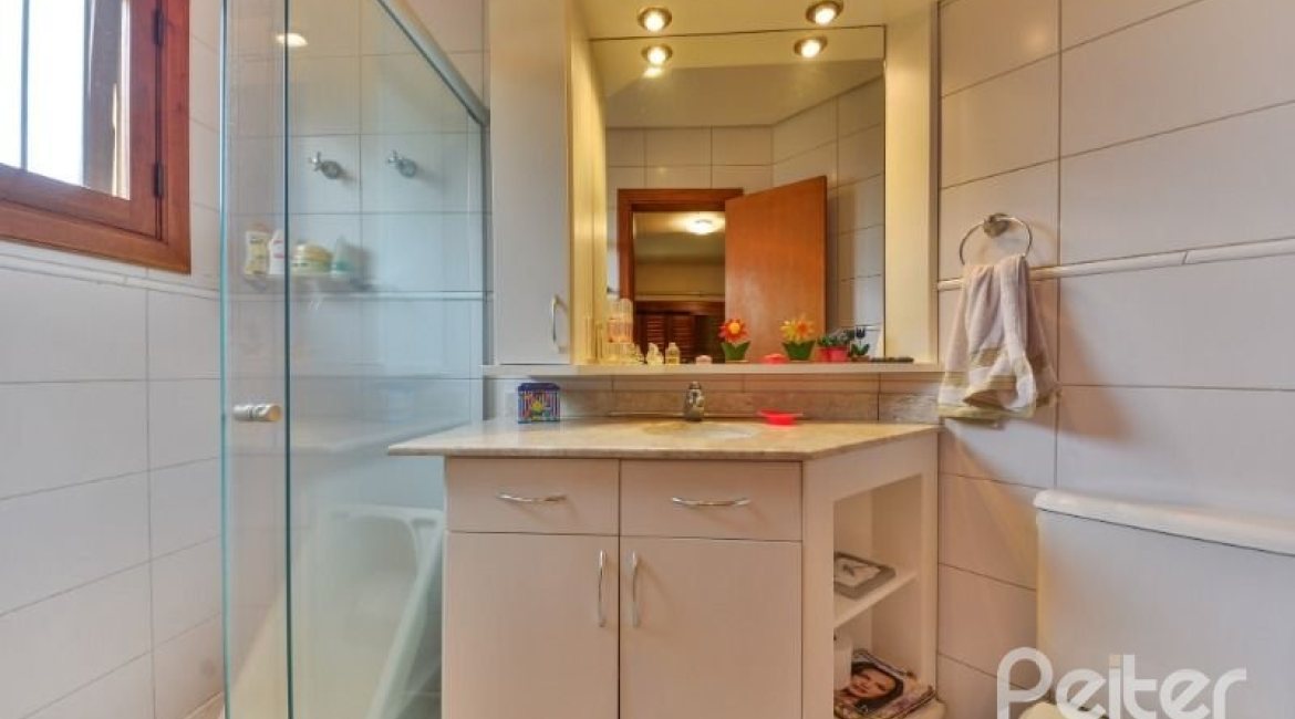 Casa em Condomínio à venda com 389m², 4 dormitórios, 3 suítes, 4 vagas, no bairro Vila Nova em Porto Alegre