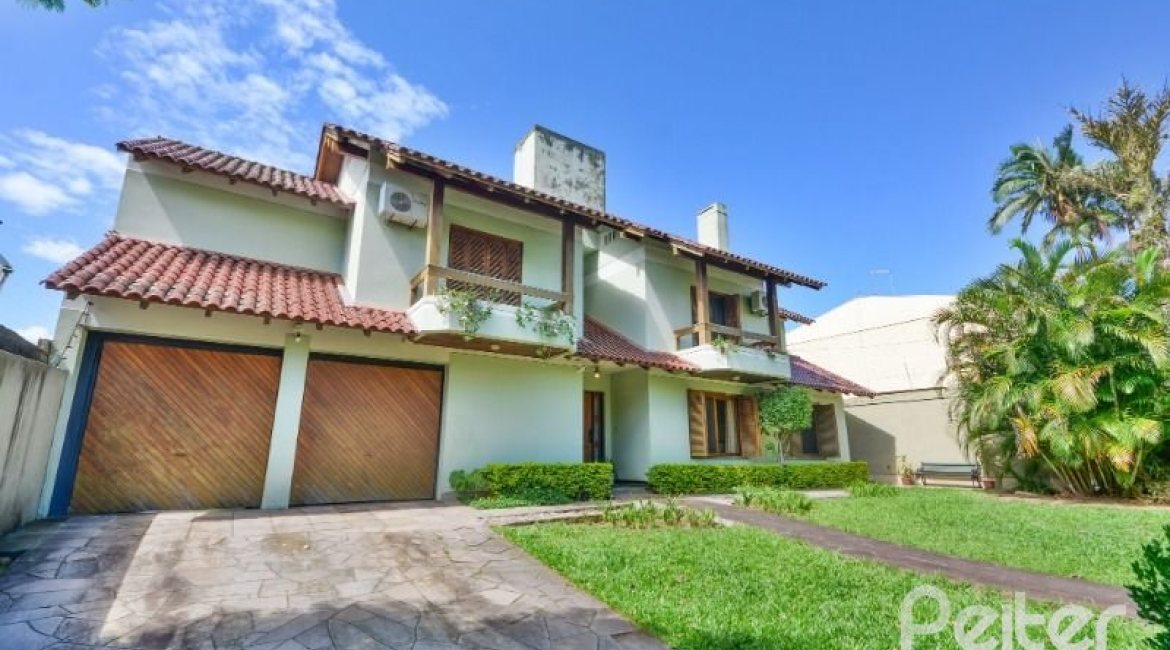 Casa à venda com 432m², 5 dormitórios, 1 suíte, 8 vagas, no bairro Tristeza em Porto Alegre