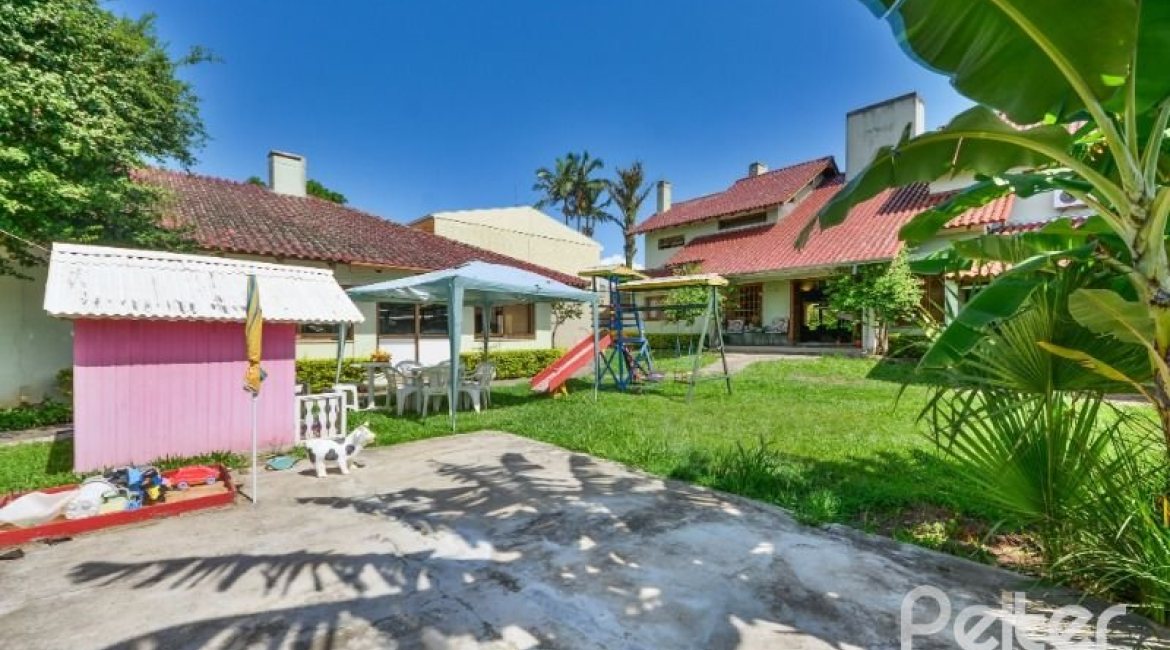 Casa à venda com 432m², 5 dormitórios, 1 suíte, 8 vagas, no bairro Tristeza em Porto Alegre