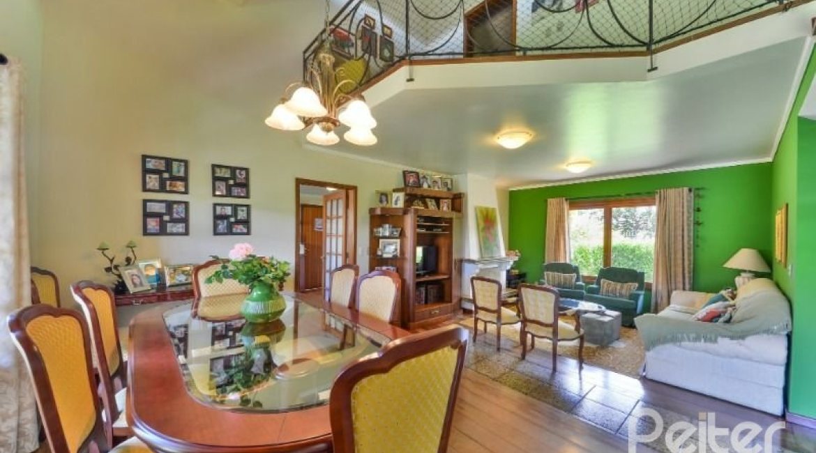 Casa à venda com 432m², 5 dormitórios, 1 suíte, 8 vagas, no bairro Tristeza em Porto Alegre