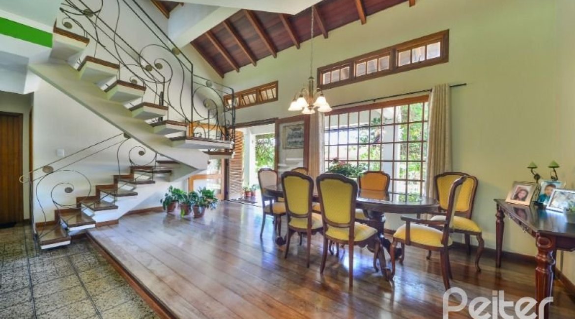 Casa à venda com 432m², 5 dormitórios, 1 suíte, 8 vagas, no bairro Tristeza em Porto Alegre