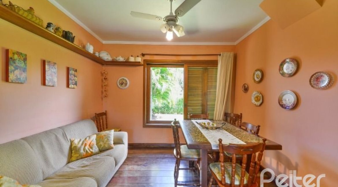 Casa à venda com 432m², 5 dormitórios, 1 suíte, 8 vagas, no bairro Tristeza em Porto Alegre