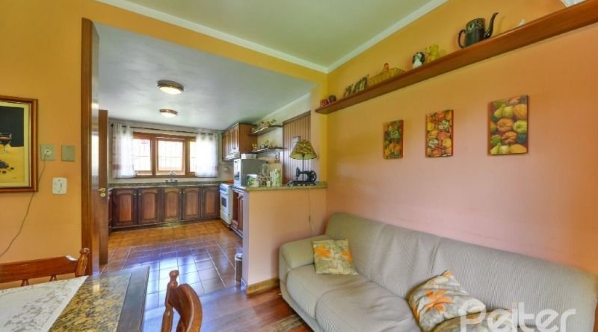 Casa à venda com 432m², 5 dormitórios, 1 suíte, 8 vagas, no bairro Tristeza em Porto Alegre