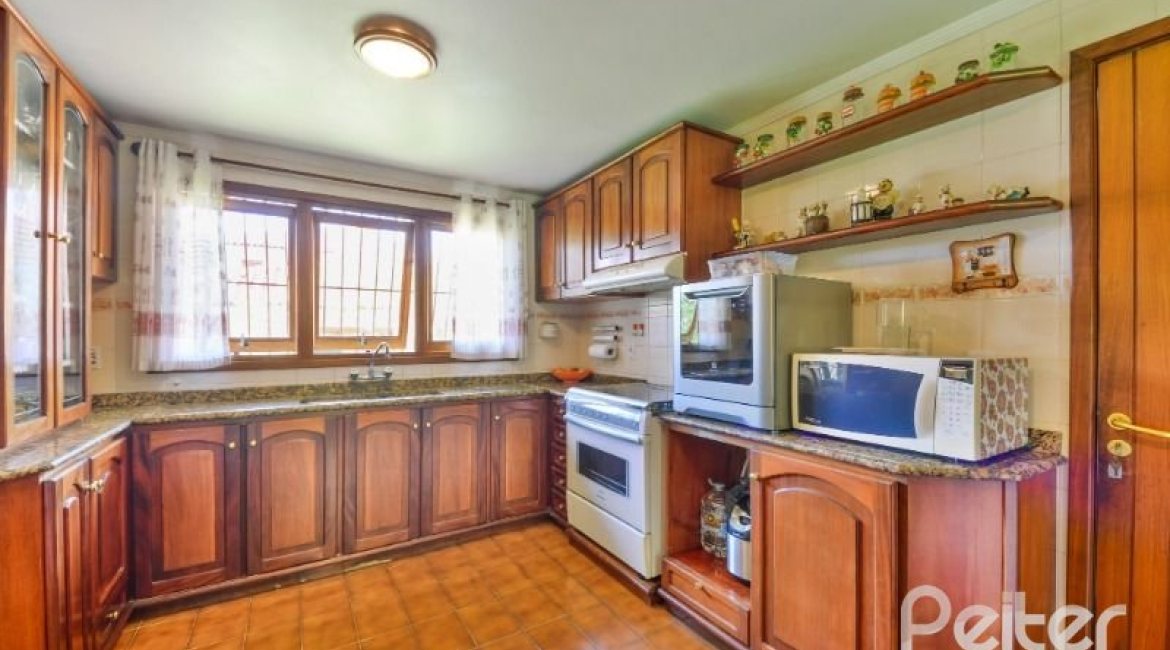 Casa à venda com 432m², 5 dormitórios, 1 suíte, 8 vagas, no bairro Tristeza em Porto Alegre