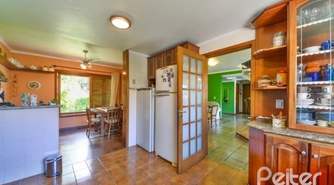 Casa à venda com 432m², 5 dormitórios, 1 suíte, 8 vagas, no bairro Tristeza em Porto Alegre