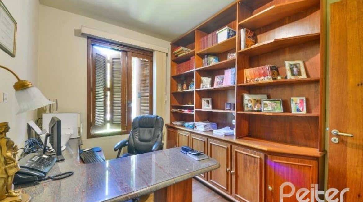 Casa à venda com 432m², 5 dormitórios, 1 suíte, 8 vagas, no bairro Tristeza em Porto Alegre