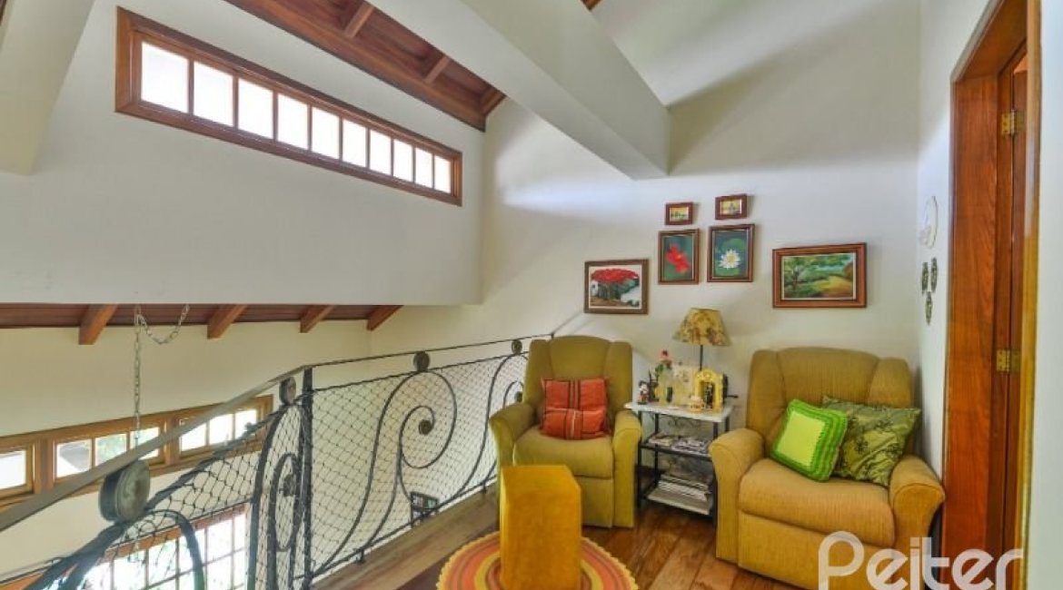 Casa à venda com 432m², 5 dormitórios, 1 suíte, 8 vagas, no bairro Tristeza em Porto Alegre