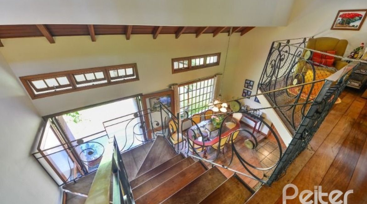 Casa à venda com 432m², 5 dormitórios, 1 suíte, 8 vagas, no bairro Tristeza em Porto Alegre