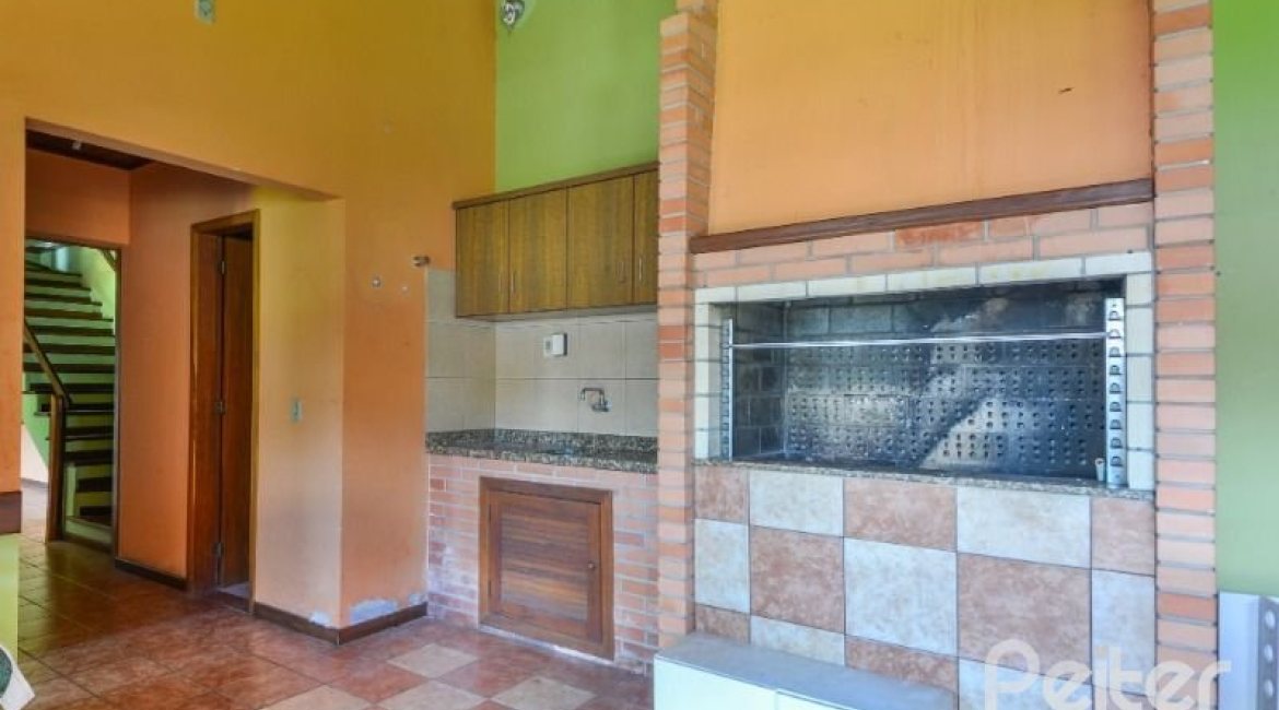 Casa à venda com 432m², 5 dormitórios, 1 suíte, 8 vagas, no bairro Tristeza em Porto Alegre