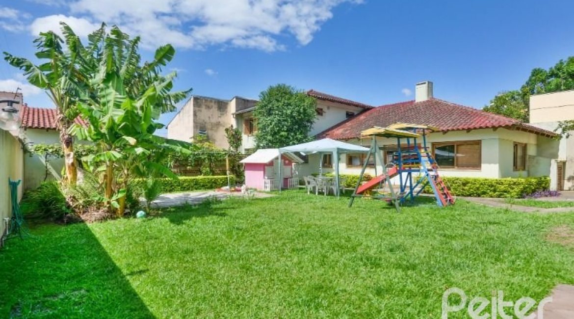 Casa à venda com 432m², 5 dormitórios, 1 suíte, 8 vagas, no bairro Tristeza em Porto Alegre