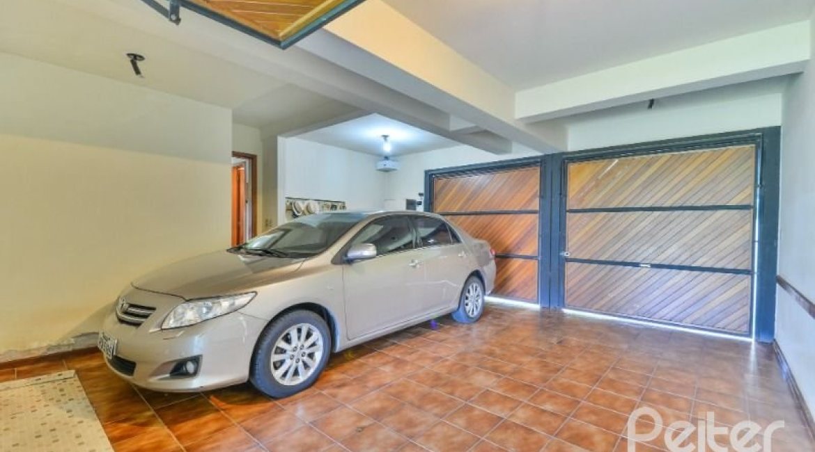 Casa à venda com 432m², 5 dormitórios, 1 suíte, 8 vagas, no bairro Tristeza em Porto Alegre