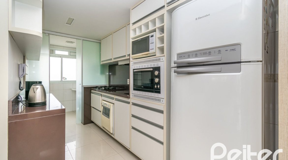 Apartamento à venda com 102m², 3 dormitórios, 1 suíte, 2 vagas, no bairro Tristeza em PORTO ALEGRE