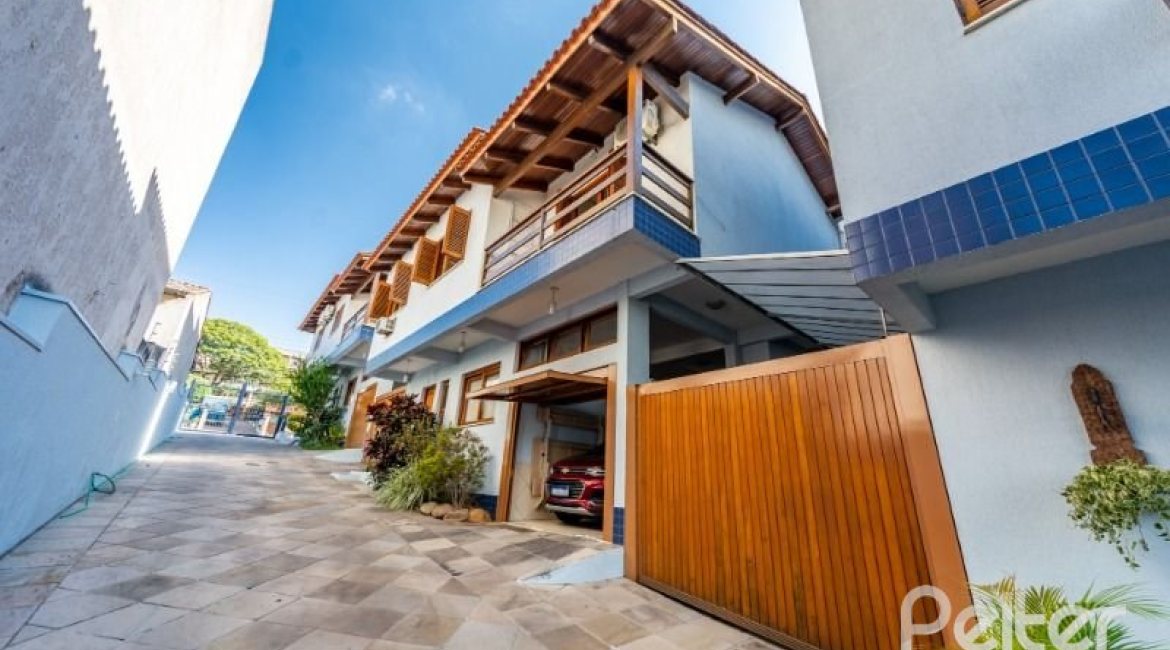Casa em Condomínio à venda com 145m², 3 dormitórios, 1 suíte, 2 vagas, no bairro Tristeza em Porto Alegre