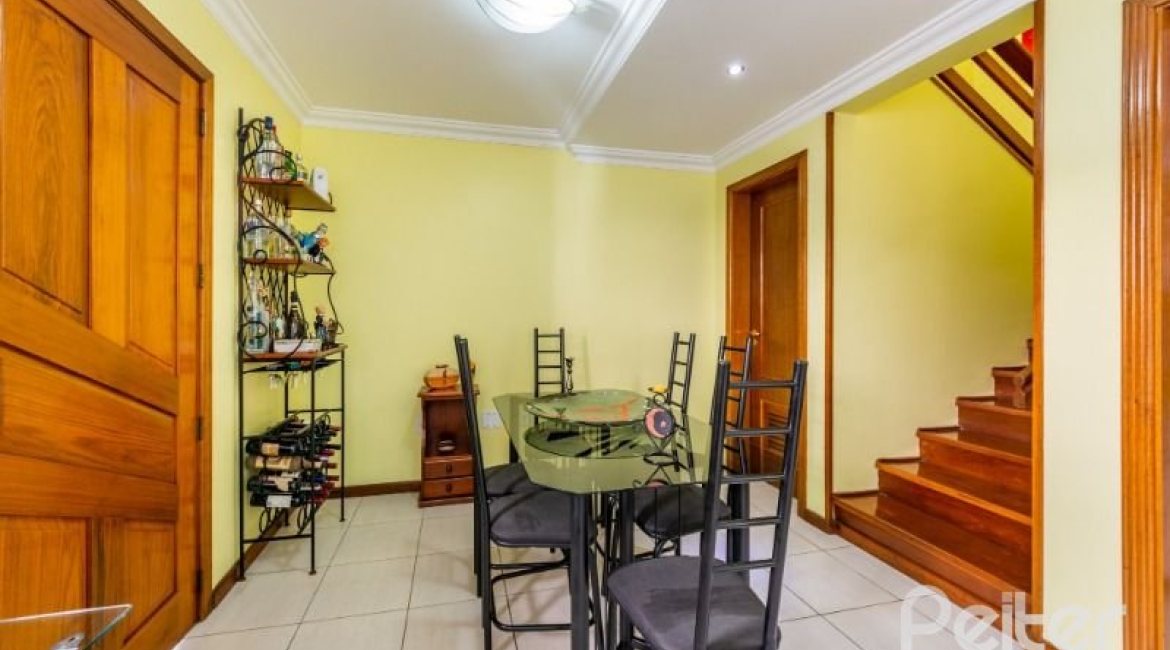 Casa em Condomínio à venda com 145m², 3 dormitórios, 1 suíte, 2 vagas, no bairro Tristeza em Porto Alegre