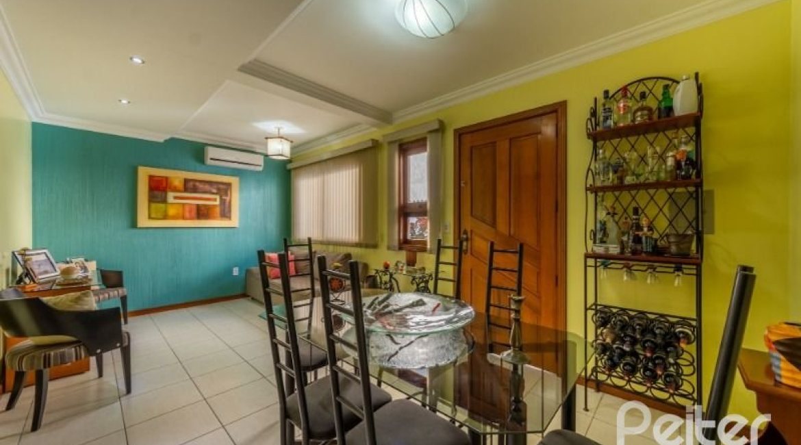 Casa em Condomínio à venda com 145m², 3 dormitórios, 1 suíte, 2 vagas, no bairro Tristeza em Porto Alegre
