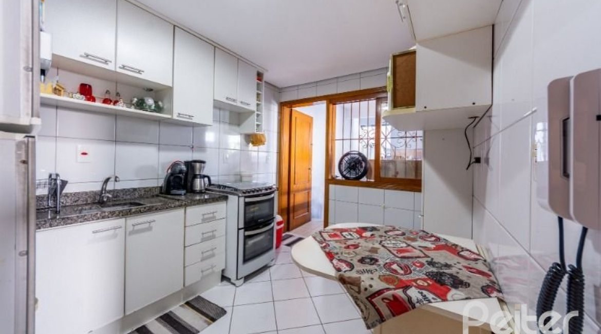 Casa em Condomínio à venda com 145m², 3 dormitórios, 1 suíte, 2 vagas, no bairro Tristeza em Porto Alegre