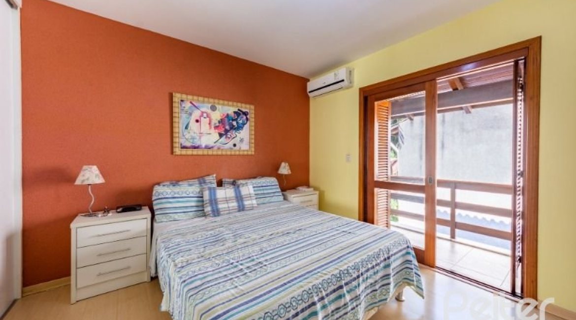 Casa em Condomínio à venda com 145m², 3 dormitórios, 1 suíte, 2 vagas, no bairro Tristeza em Porto Alegre