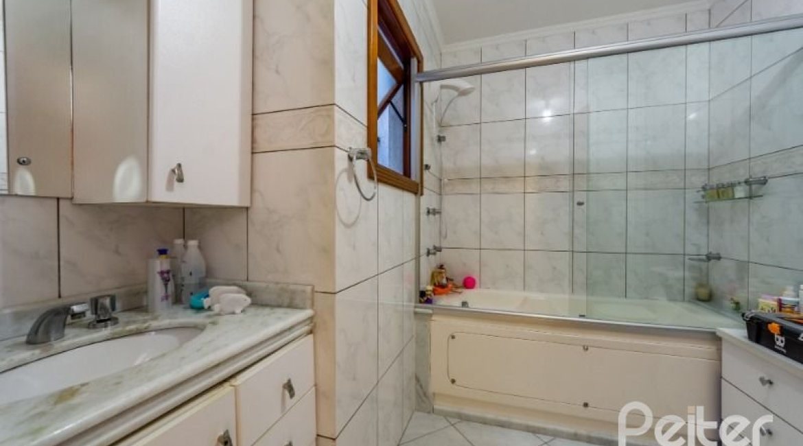 Casa em Condomínio à venda com 145m², 3 dormitórios, 1 suíte, 2 vagas, no bairro Tristeza em Porto Alegre