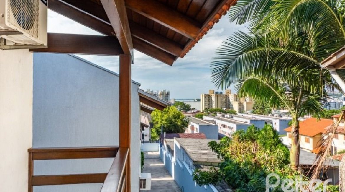 Casa em Condomínio à venda com 145m², 3 dormitórios, 1 suíte, 2 vagas, no bairro Tristeza em Porto Alegre