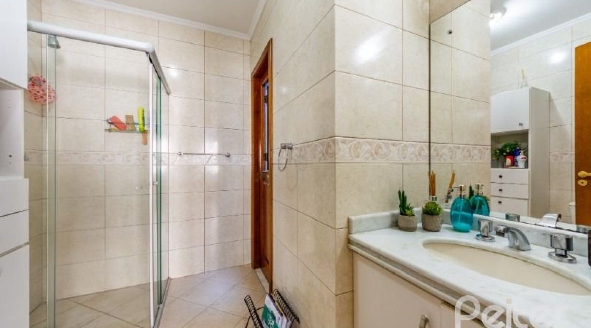 Casa em Condomínio à venda com 145m², 3 dormitórios, 1 suíte, 2 vagas, no bairro Tristeza em Porto Alegre